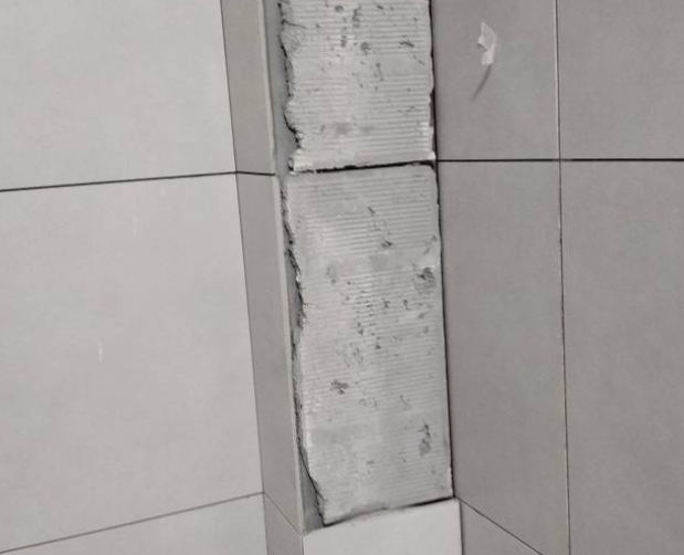 鄂尔多斯市瓷砖空鼓维修公司分享下瓷砖施工前基层浇水润湿程度不足，可能导致以下问题